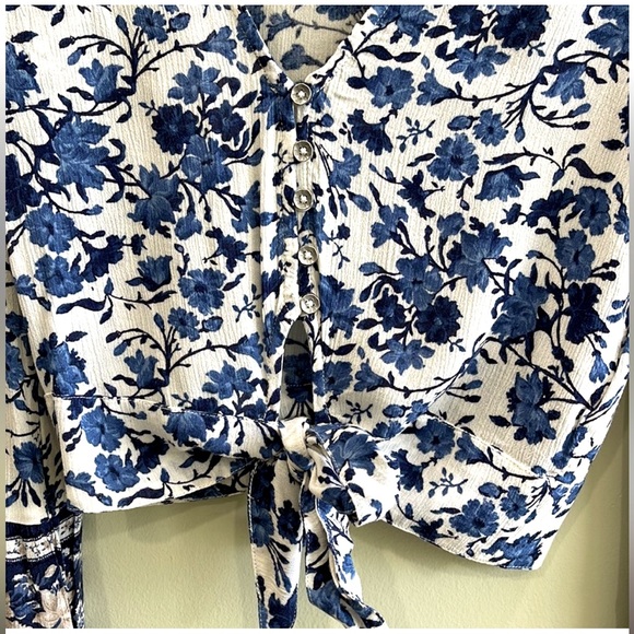 American Eagle Blue & White Floral Tie Front Crop Top - Picture 2 of 6